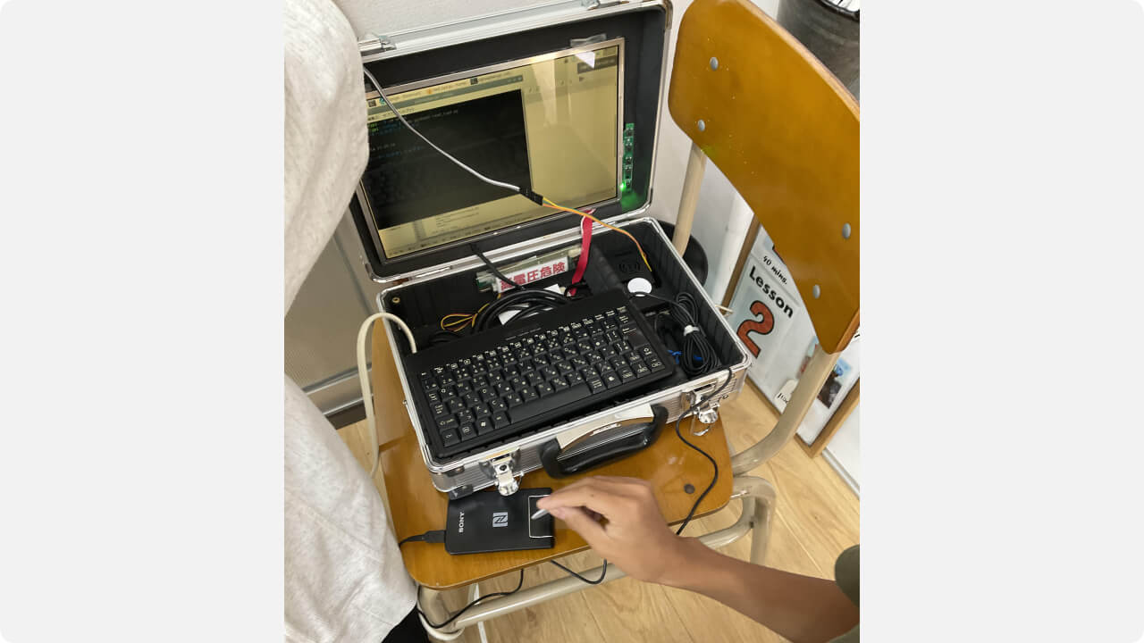受講生が開発したICカード解錠システムを検証中の様子