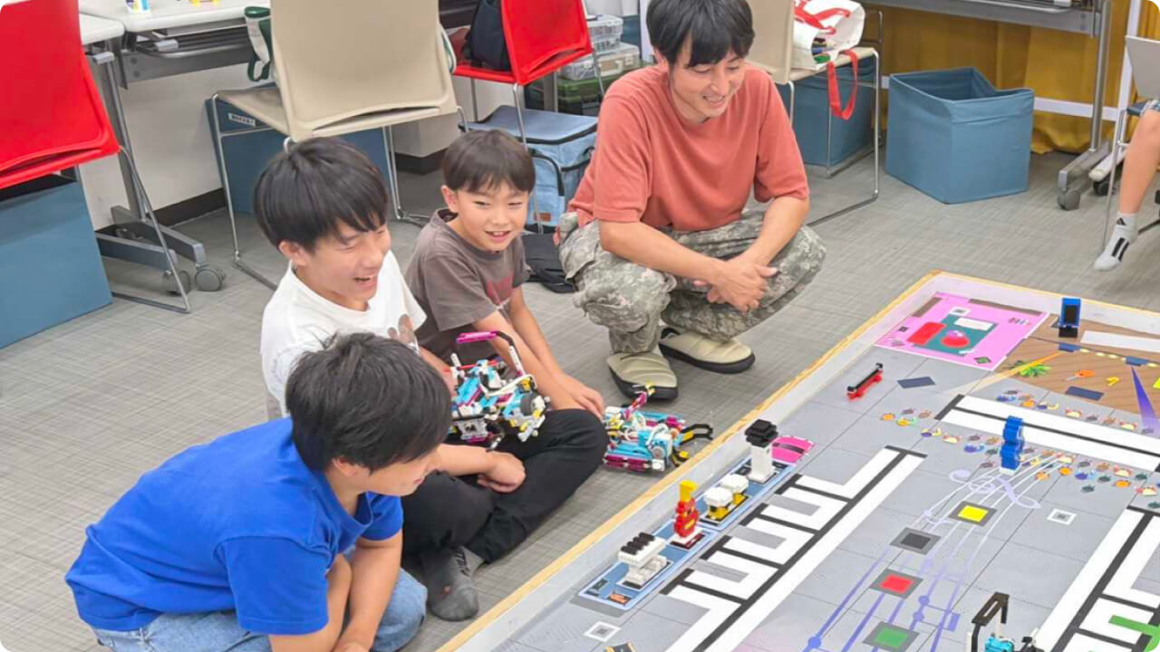 ロボットに取り組むDot.laboの生徒たちと木村先生